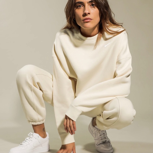 Nike Sportswear Essential Crewneck in Coconut Milk - Picture 5 of 12